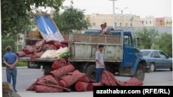 Подготовка ко Дню туркменского ковра в Туркменистане (архивное фото)