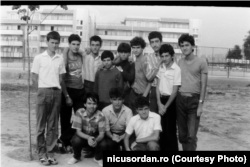 Nicușor Dan și colegii săi, acum 35 de ani, la Craiova, în lotul de matematică care se pregătea pentru o olimpiadă internațională.