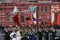 Militarii chinezi mărșăluiesc la parada militară de la Moscova, de Ziua Victoriei, din Piața Roșie - Moscova, 9 mai 2025