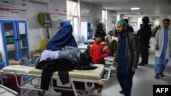 مزارشریف روغتون کې د زلزلې د ټپیانو درملنه روانه ده 