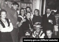 Святкування Різдва у Садовських за юліанським календарем, незадовго до початку арештів українських дисидентів. Стоять зліва направо: Любомира Попадюк, Василь Стус, Олена Антонів, Ірина Калинець, Марія й Ганна Садовські, Михайло Горинь. Сидять – Стефанія Шабатура («циган»), Мар’ян Гатало, Олександр Кузьменко. Львів, 1972 рік