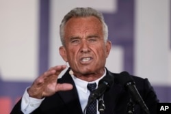 Кандидат у президенти Роберт Ф. Кеннеді-молодший під час агітаційного заходу в торговому центрі Independence Mall у Філадельфії. 9 жовтня 2023 р.