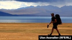Соң-Көл жайлоосунда жүргөн турист. 2015-жылы тартылган сүрөт. 