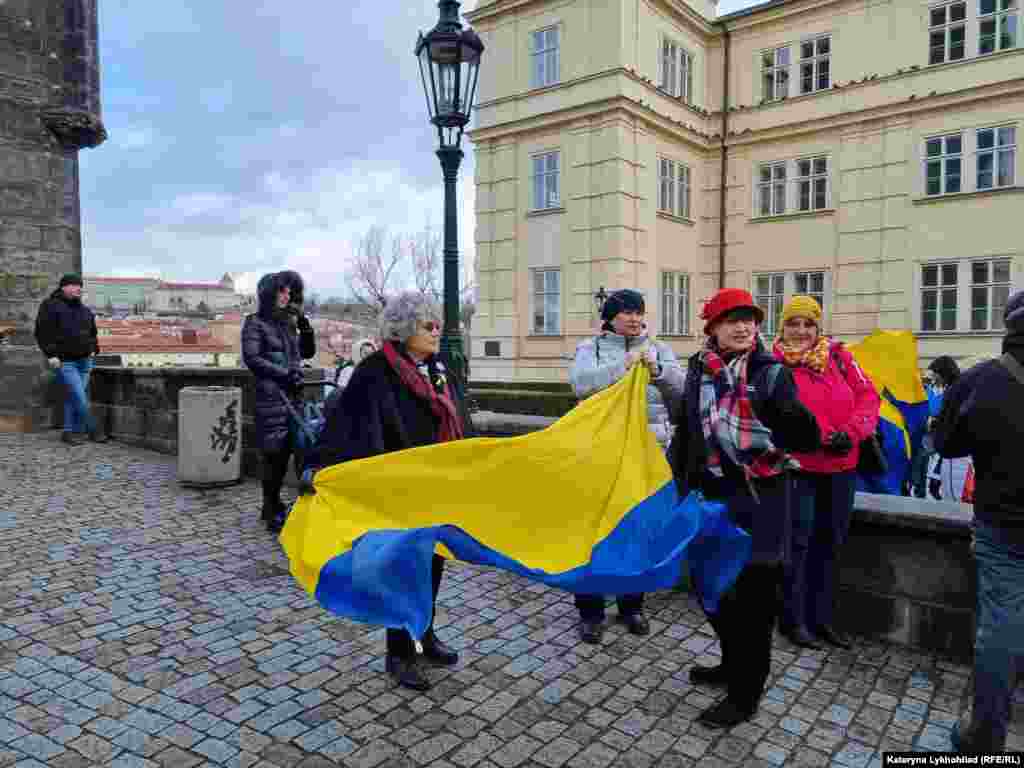 Жінки дістають синьо-жовтий прапор&nbsp;