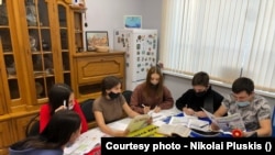 La fiecare sfârșit de săptămână, tineri se strâng la școala duminicală a comunității românești din Kazahstan unde învață, pe lângă limba română, civilizație și istorie. Cursurile îi ajută să își găsească mai ușor un loc la universitățile din țară.