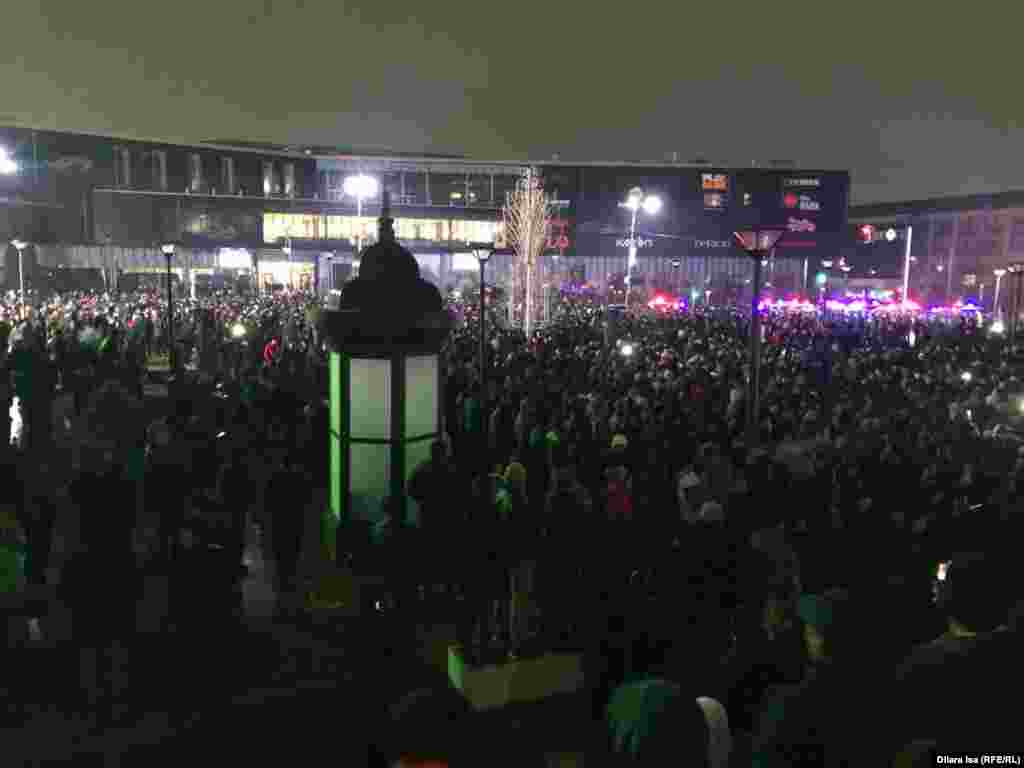 Полиция күндіз көшеден ондаған азаматты ұстап әкеткенімен шеруге тоқтау сала алмады. Кешкісін қала орталығына жаңаөзендіктерді қолдау акциясына мыңдаған адам шығып, әлеуметтік-экономикалық мәселелермен қоса саяси талаптар да көтерді. Олар Қазақстан әнұранын қосыла шырқап, "Шал, кет!", "Назарбаев, кет!" деп айқайлады. Шымкент, 4 қаңтар 2022 ж.&nbsp;