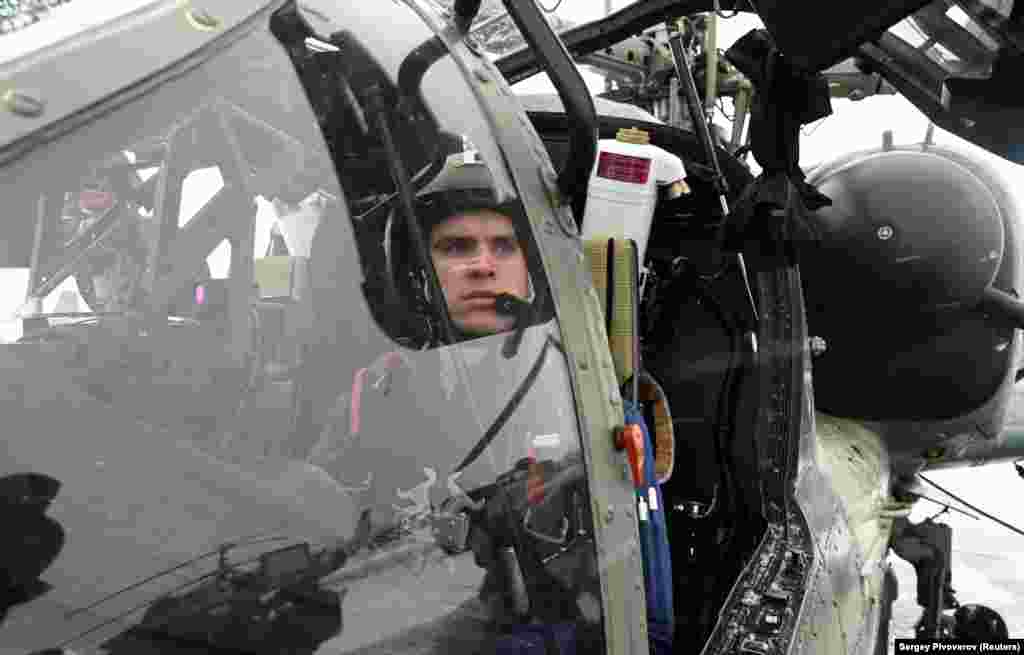 Un pilot se află în cabina de pilotaj în timpul testelor de zbor ale elicopterului Ka-52, în data de 19 ianuarie.&nbsp; Secretarul de stat al SUA, Antony Blinken, a sosit la Berlin pe 20 ianuarie pentru discuții cu aliații europeni, în contextul în care temerile că Ucraina ar putea fi invadată &bdquo;într-un termen foarte scurt&rdquo;. Moscova a negat orice plan de a ataca Ucraina și acuză NATO că plănuiește să admită țara ca membru al alianței, precum și să desfășoare armament ofensiv în această țară.​ &nbsp; 