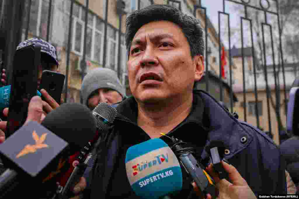 Болот Темировдун камактан чыккан учуру. Аны Бишкектин Свердлов райондук сотунун алдынан 23-январда саат 14:30 чамасында аны журналисттер жана активисттер, укук коргоочулар тосуп алышты. Андан мурдараак ИИМ өкүлү ал эч жакка кетпөө тууралуу тилкаттын негизинде бошотулуп жатканын айткан.