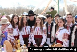 Grupul de dansuri Dorul asigură legătura copiilor români din Kazahstan cu România. Comunitatea de aici a încheiat parteneriate pentru asigurarea de locuri la licee și facultăți copiilor din Kazahstan. Mulți nu s-au mai întors în țara de origine. Aici, împreună cu liderul organizației, Nikolay Plushkis.