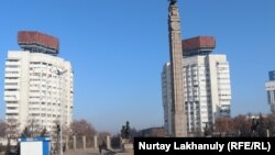 Республика алаңындағы Тәуелсіздік монументі. Алматы, 27 қаңтар 2022 жыл. Куәгерлердің айтуынша,  6 қаңтарда осы жерде әскери қызметкерлер халыққа оқ жаудырған.