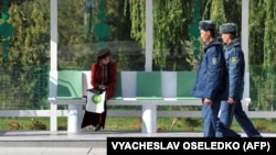 Talyp gyz we polisiýa işgärleri (Illýustrasiýa suraty)