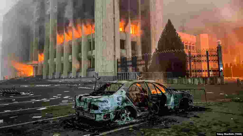 2022 ел Казакъстандагы чуалышлардан башланып китте. Алматы мэриясе бинасында янгын.&nbsp;Казакъстанда газ һәм энергия чыганакларына бәяләр артуга ризасызлык йөзеннән 2022 елның 5 гыйнварында йөзләрчә кеше урамга&nbsp; чыгып протест белдерә, мэрия бинасына&nbsp;ут төртә. Берничә атна барган протестлар вакытында йөзләрчә кеше һәлак була. (ТАСС / Валерий Шәрифулин)