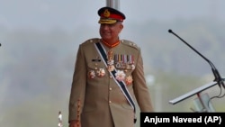 جنرال باجوه په امریکا کې د پاکستان په سفارت کې یوې غونډې ته وویل چې پوځ په سیاسي چارو کې لاسوهنه نه کوي - پخوانی انځور.