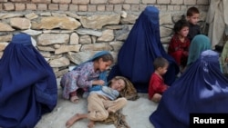 د کونړ زلزله ځپلې ښځې او ماشومان 