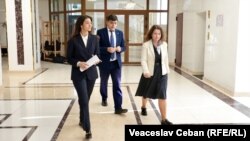 Olga Ursu (stânga), vicepreședinta fracțiunii „Alternativa” și Gaik Vartanean, președintele fracțiunii, merg la consultări cu Maia Sandu, Chișinău, 23 octombrie 2025