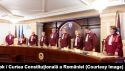 Judecătoarea CCR, Simina Tănăsescu (a treia, din dreapta) a fost aleasă, duminică, în funcţia de preşedintă a Curţii, după ce trei noi judecători au depus jurământul. Imagine ilustrativă, cu vechea componenţă a CCR. 