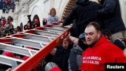 Сторонники Трампа во время штурма Капитолия