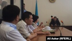 Судья Ерлан Бакытжан (справа) объясняет порядок обжалования приговора после его вынесения. Актобе, 12 июля 2016 года.