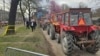 Traktori su parkirani i na trotoaru i na kolovozu, 14. mart 2025.