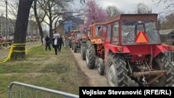 Traktori su parkirani i na trotoaru i na kolovozu, 14. mart 2025.