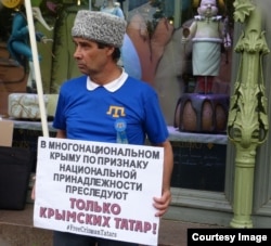 Ільяс Ешреф в одиночному пікеті