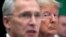 Secretarul general al NATO, Jens Stoltenberg (stânga) spune că declarațiile lui Donald Trump subminează NATO și pun în pericol viețile militarilor americani și europeni
Fotografie din 2019.