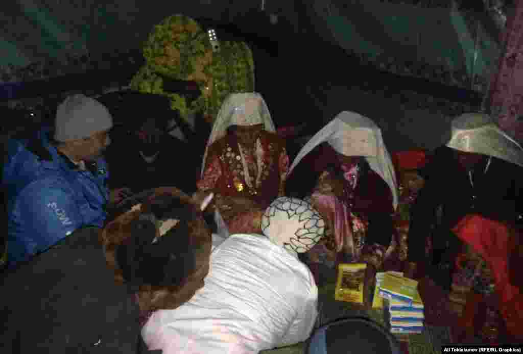 Врач Индира айым жана "Азаттыктын" кабарчысы бейтаптарга дары таратып, түшүндүрмө берүүдө.