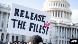 Пикетчик требует обнародовать досье Эпштейна. Вашингтон, 12 ноября, 2025.