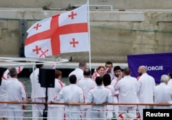 ოლიმპიური ნაკრები გახსნის ცერემონიაზე, რომელიც მდინარე სენაზე გაიმართა.