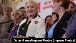 Viorica Dăncilă, purtând ceasul inciminat de deputatul PNL, Florin Roman, în seara primului tur al alegerilor prezidențiale