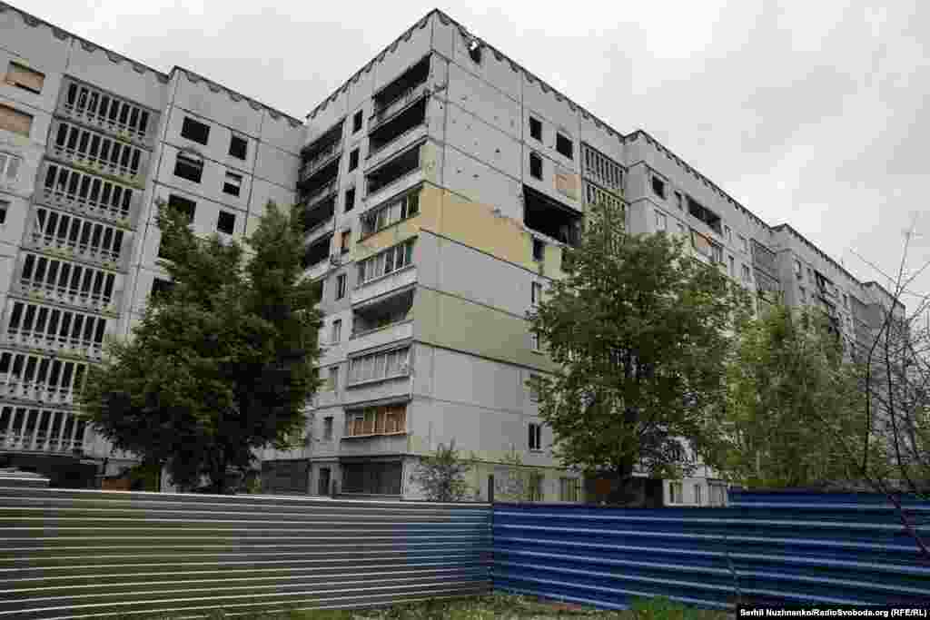 Частина будинків відгороджена парканом