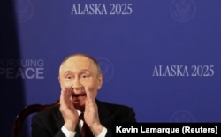 Реакція очільник Росії Володимира Путіна на запитання про війну в Україні від іноземних журналістів під час церемонії фотографування