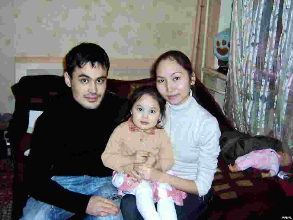 Әртістер Олжас Махамбетәлиев пен Мәдина Қадырманованың отбасы. Олар осы жерде үйленген, қыздары Алина да осы жерде туылған. - Семья артистов Олжаса Махамбеталиева и Мадины Кадырмановой. Они живут здесь с 2003 года. Здесь они поженились и здесь же в Астане  родилась их дочь Алина. 