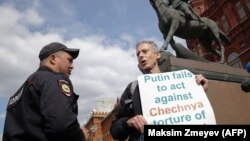 Поліцейський затримує Пітера Тетчелла на Манежній площі в Москві, Росія, 14 червня 2018 року