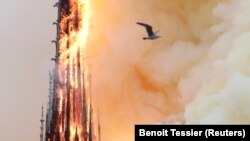 Notre-Dame în flăcări