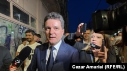 Nicușor Dan răspunde întrebărilor presei în drumul scurt de la sediul de campanie la cel amenajat la intrarea în Cișmigiu, unde a urmărit exit-poll-urile.