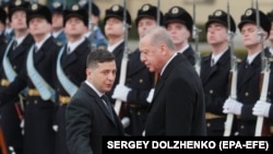 Президенти України і Туреччини Володимир Зеленський і Реджеп Таїп Ердоган біля Маріїнського палацу в Києві. 03 лютого 2020 року