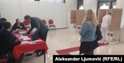 Građani Herceg Novog na izborima biraju lokalnu vlast, detalj sa biračkog mjesta, 13. aprila 2025.