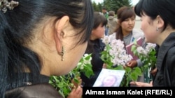 Караколдогу кыз ала качууга каршы уюштурулган акциядан тартылган сүрөт. Ысык-Көл облусунда ала качып кеткенден кийин отурбай, өзүн асып алган кыздын окуясы катталган.  