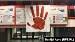 Crvena šaka, simbol antivladinih protesta koje predvode studenti, na blokiranom Filozofskom fakultet u Novom Sadu, 5. decembra 2024.