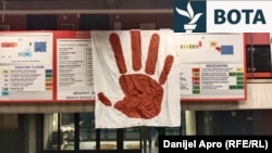 Fakulteti i Filozofisë në Novi Sad. Dhjetor, 2024.
Dora e kuqe është simbol i protestave antiqeveritare në Serbi.