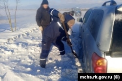 Співробітники «Крим-Спас» евакуювали автомобіль, що застряг у сніговій кучугурі. Крим, 10 лютого 2025 року