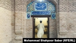 آرشیف، مردی در حال رفتن به مسجد، ولایت هرات