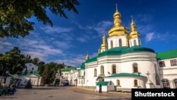 В оприлюдненому в березні у ютубі відео намісник Лаври Павло, фактично, закликав свою паству ігнорувати запроваджені карантинні обмеження й далі ходити у храми