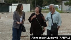 Динара Смаилова (в центре) во время интервью Балканской редакции Азаттыка. Будва, 17 апреля 2025 года