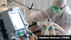 Пациент в отделении реанимации городской клинической больницы №3, где оказывают помощь больным с коронавирусной инфекцией. Россия, город Иваново, декабрь 2020 года. Иллюстрационное фото