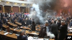 Dimne bombe u skuštinskoj sali, Beograd, 4. mart 2025.