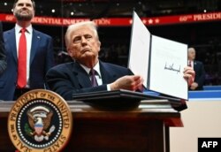 La scurt timp după reînvestirea sa, Trump a semnat zeci de ordine executive - a scos SUA din Acordul Climatic de la Paris și din Organizația Mondială a Sănătății, printre altele.