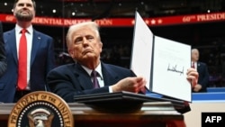 دونالد ترامپ در اولین روز کاری خود فرمان‌های اجرایی را امضا کرد