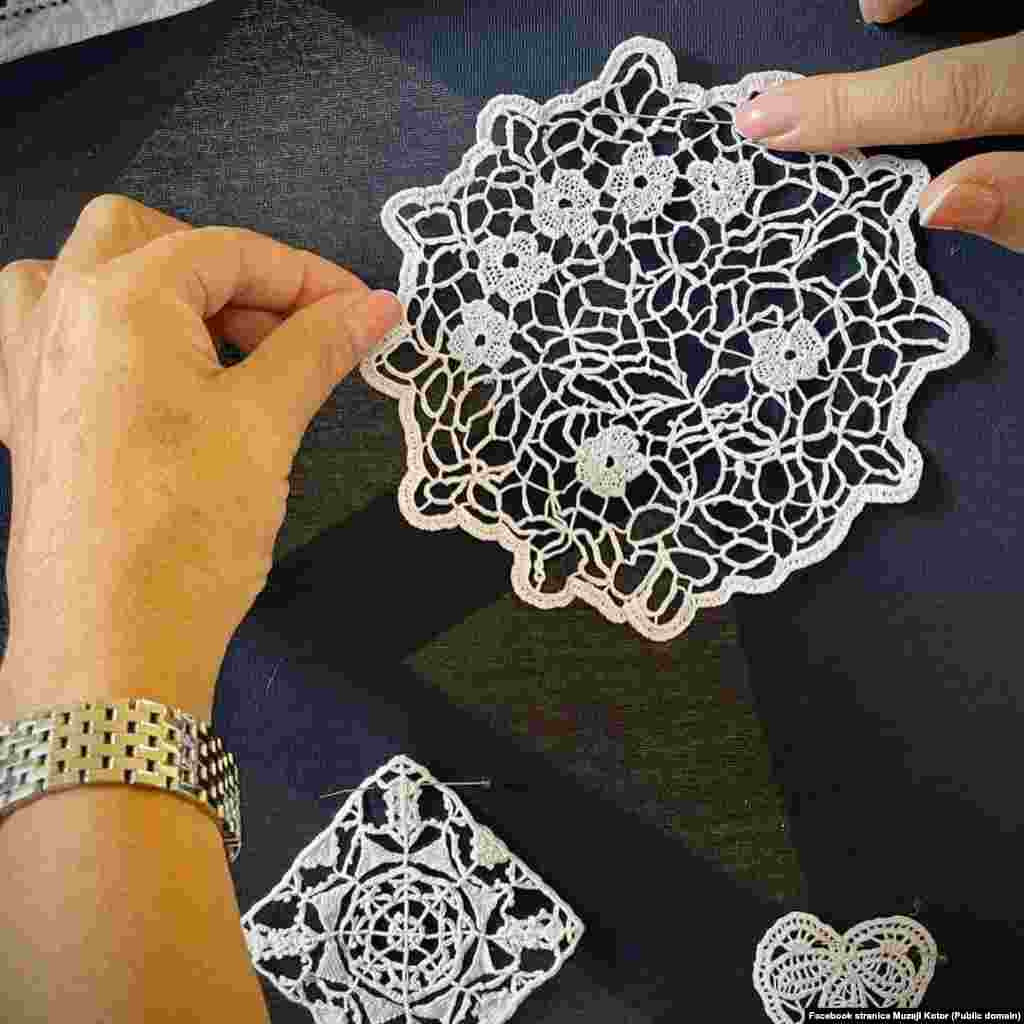 Brzina izrade jedne minijature od dobrotske čipke zavisi od umijeća vezilje, objašnjava Radović. Kaže da su njoj potrebna tri dana za izradu jedne minijature.